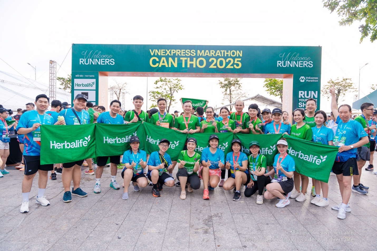 Các VĐV Herbalife tham gia chạy tại Vnexpress Marathon Cần Thơ 2025