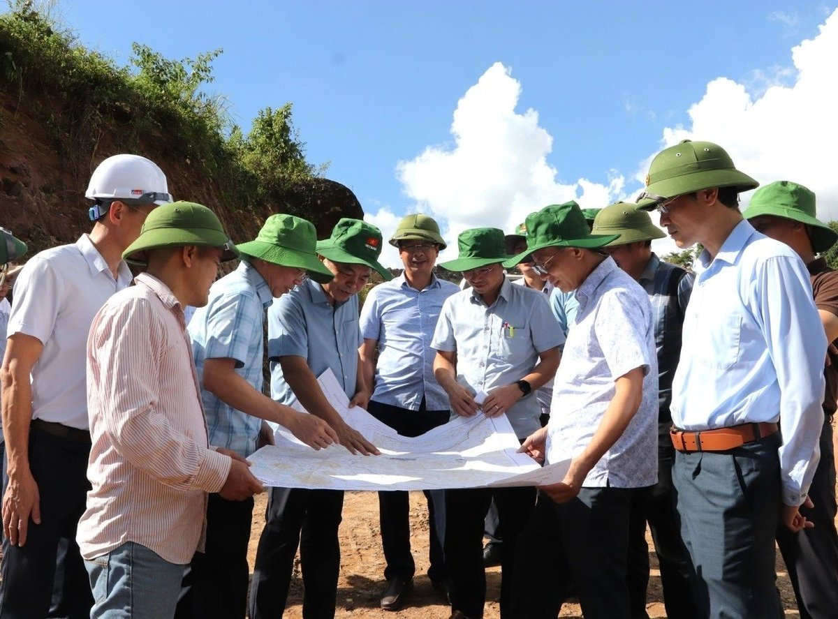 Các đơn vị thi công dự án báo cáo kết quả với đoàn công tác của Bộ Nông nghiệp và Môi trường. Ảnh: laichau.gov.vn 
