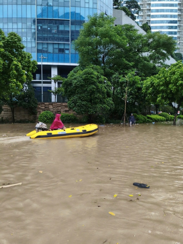 Mưa to gây ngập úng, ảnh hưởng đến đời sống người dân Thủ đô