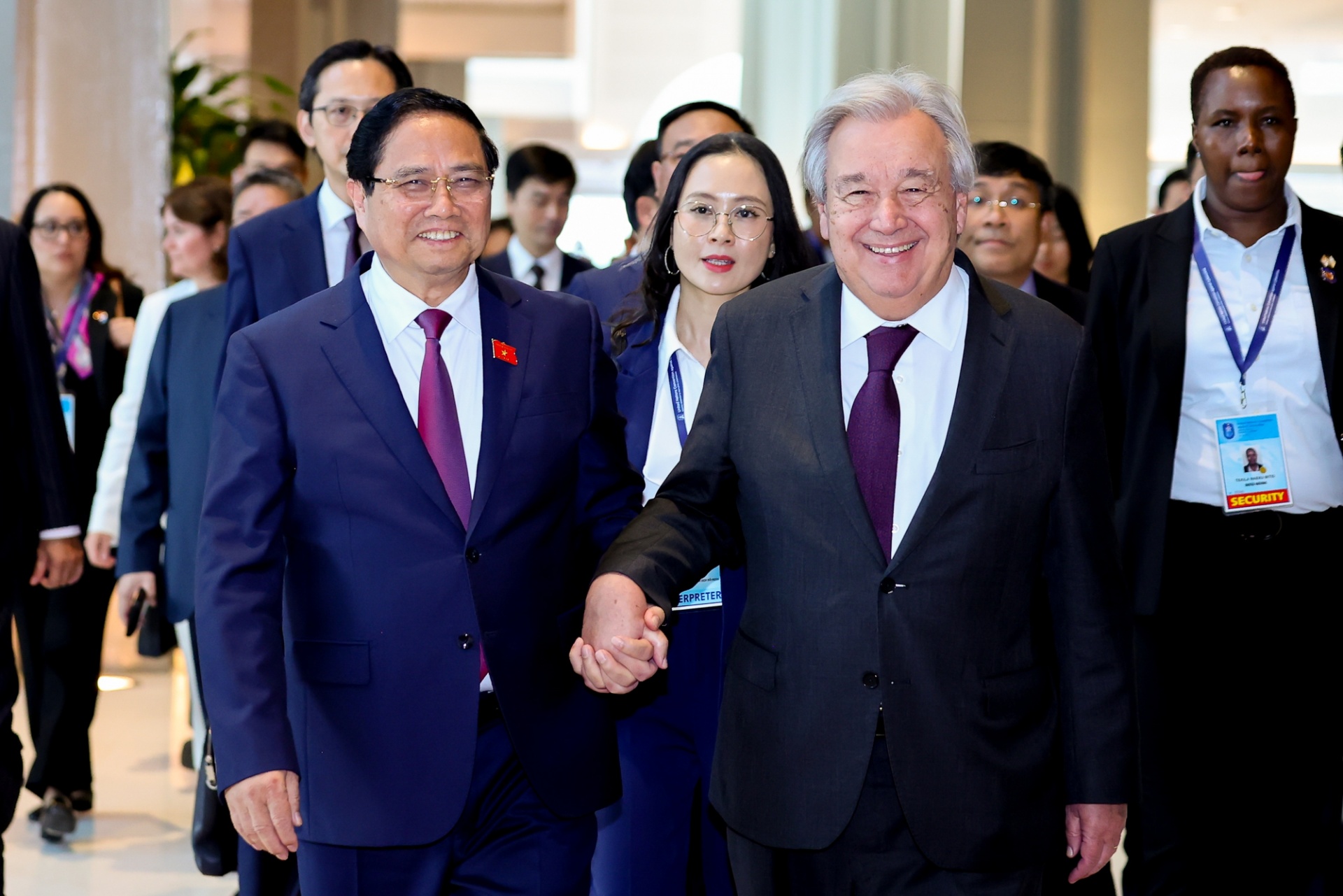 Thủ tướng Phạm Minh Chính và Tổng Thư ký Liên Hợp Quốc António Guterres tới dự họp báo về Lễ mở ký và Hội nghị cấp cao Công ước của Liên Hợp Quốc về chống tội phạm mạng - Ảnh: VGP Thủ tướng Phạm Minh Chính và Tổng Thư ký Liên Hợp Quốc António Guterres tới dự họp báo về Lễ mở ký và Hội nghị cấp cao Công ước của Liên Hợp Quốc về chống tội phạm mạng - Ảnh: VGP