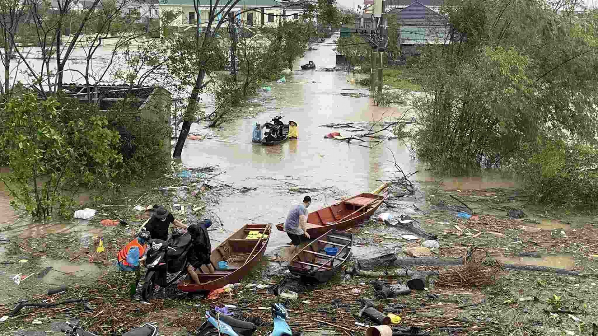    Ngập lụt, kèm theo rác thải, nguy có lây lan bệnh truyền nhiễm