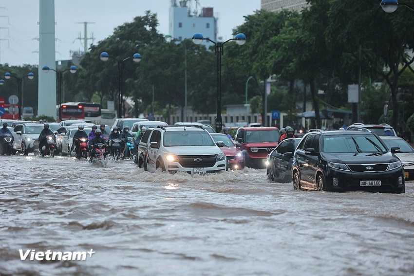 Hà Nội có mưa lớn kéo dài khiến nhiều nơi úng ngập, giao thông khó khăn
