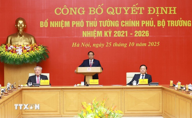 Thủ tướng Phạm Minh Chính giao nhiệm vụ cho Phó Thủ tướng Chính phủ, Bộ trưởng nhiệm kỳ 2021-2026. (Ảnh: TTXVN)