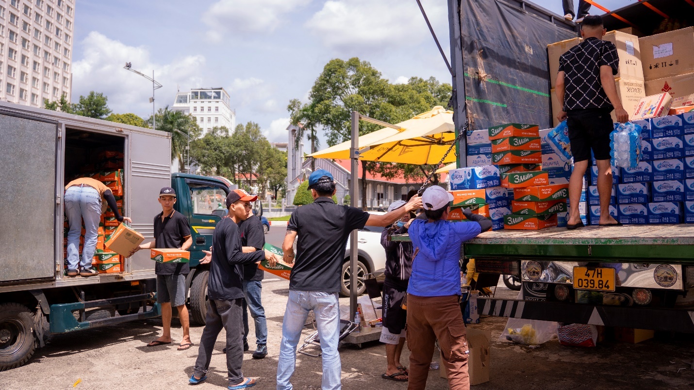 Hơn 100 tấn nhu yếu phẩm và 2.300 chiếc bánh chưng từ Đắk Lắk được chuyển đến vùng lũ miền Trung, miền Bắc Hơn 100 tấn nhu yếu phẩm và 2.300 chiếc bánh chưng từ Đắk Lắk được chuyển đến vùng lũ miền Trung, miền Bắc