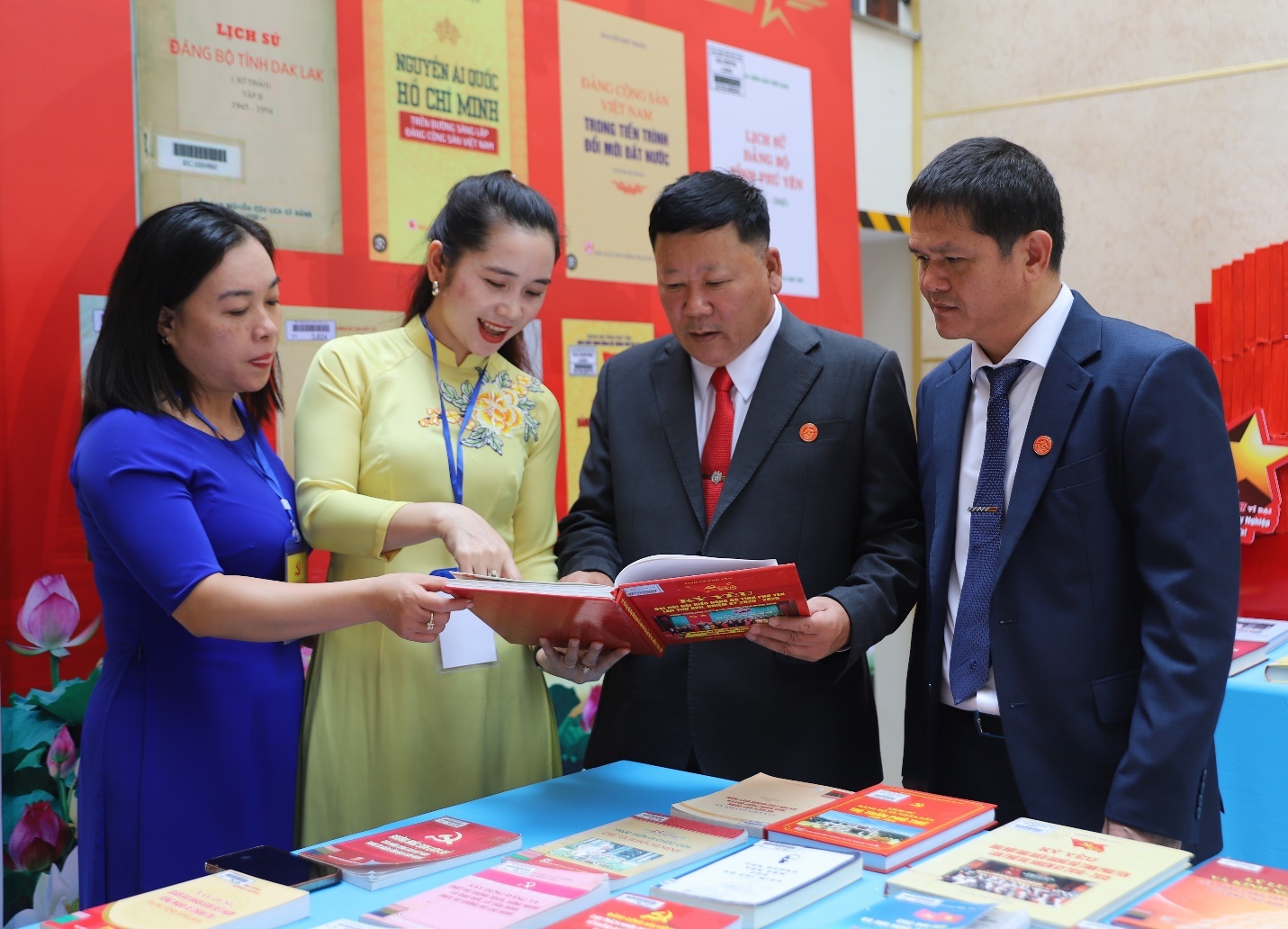 Đại biểu được nhân viên Ban Tổ chức Đại hội giới thiệu sách về lịch sử và thành tựu của tỉnh Đắk Lắk. Đại biểu được nhân viên Ban Tổ chức Đại hội giới thiệu sách về lịch sử và thành tựu của tỉnh Đắk Lắk.