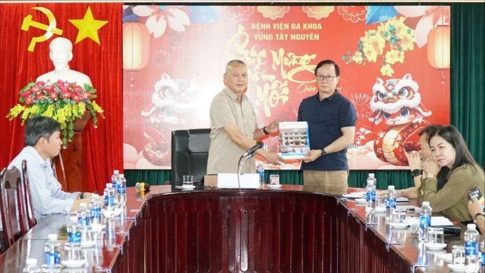 Giám đốc Sở Y tế Đắk Lắk Nay Phi La trao quyết định cho ông Nguyễn Ngọc Thịnh (phải). Ảnh: Sở Y tế Đắk Lắk.