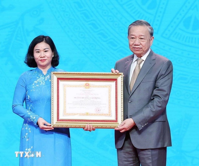   Tổng Bí thư Tô Lâm trao Huân chương Lao động hạng Nhất tặng Hội Liên hiệp Phụ nữ Việt Nam. (Ảnh: TTXVN)