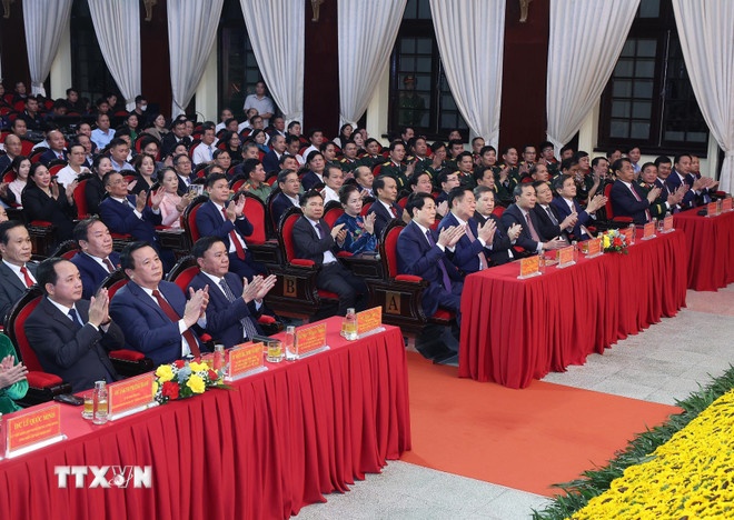 Chủ tịch nước Lương Cường, Thường trực Ban Bí thư Trần Cẩm Tú cùng các đồng chí Lãnh đạo Đảng, Nhà nước dự lễ trao giải Cuộc thi chính luận về bảo vệ nền tảng tư tưởng của Đảng lần thứ năm. (Ảnh: TTXVN)   Chủ tịch nước Lương Cường, Thường trực Ban Bí thư Trần Cẩm Tú cùng các đồng chí Lãnh đạo Đảng, Nhà nước dự lễ trao giải Cuộc thi chính luận về bảo vệ nền tảng tư tưởng của Đảng lần thứ năm. (Ảnh: TTXVN)