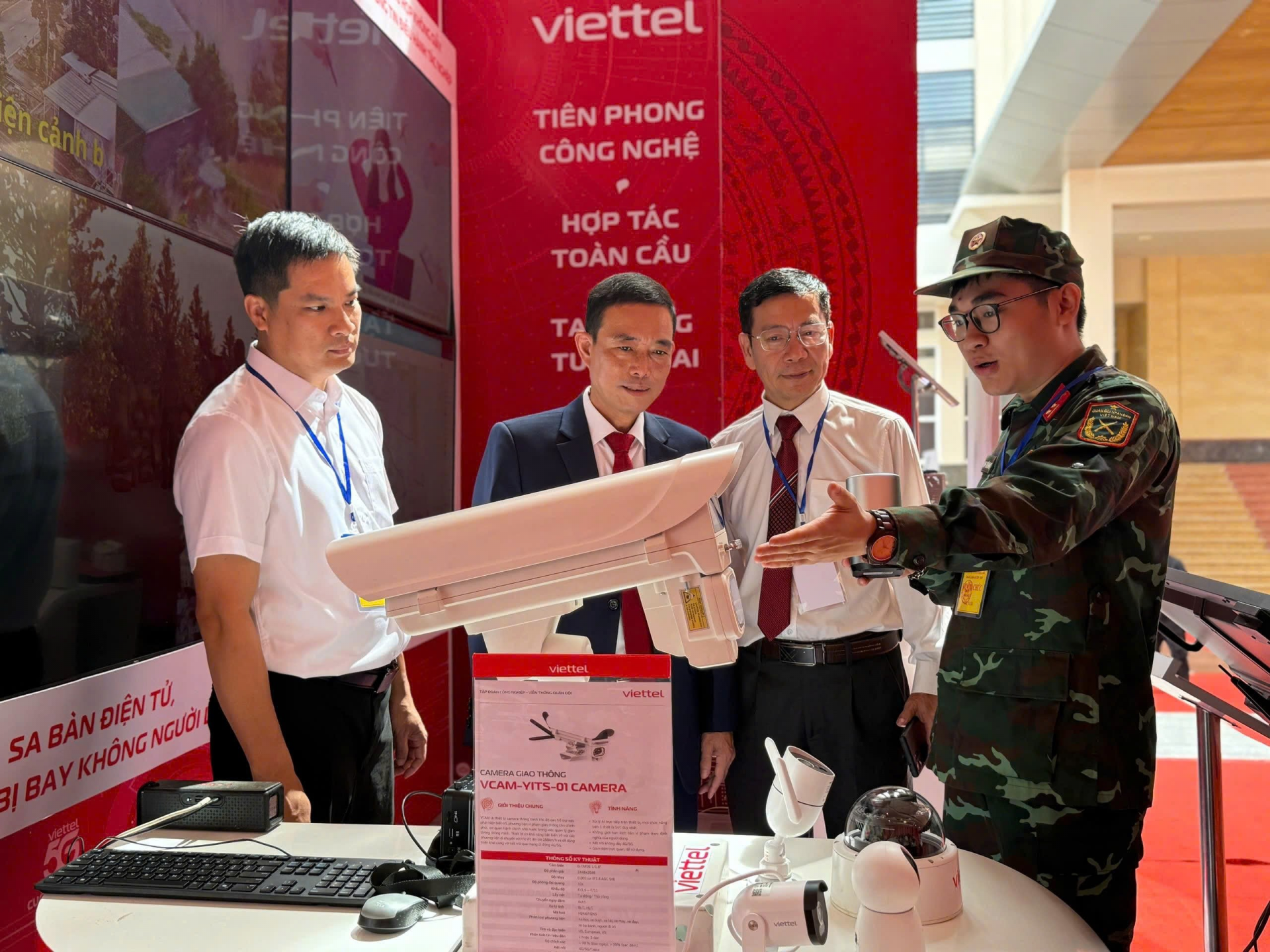 Đại biểu tham quan và tìm hiểu các mô hình công nghệ số tại gian trưng bày của Viettel trong khuôn khổ Đại hội. Đại biểu tham quan và tìm hiểu các mô hình công nghệ số tại gian trưng bày của Viettel trong khuôn khổ Đại hội.