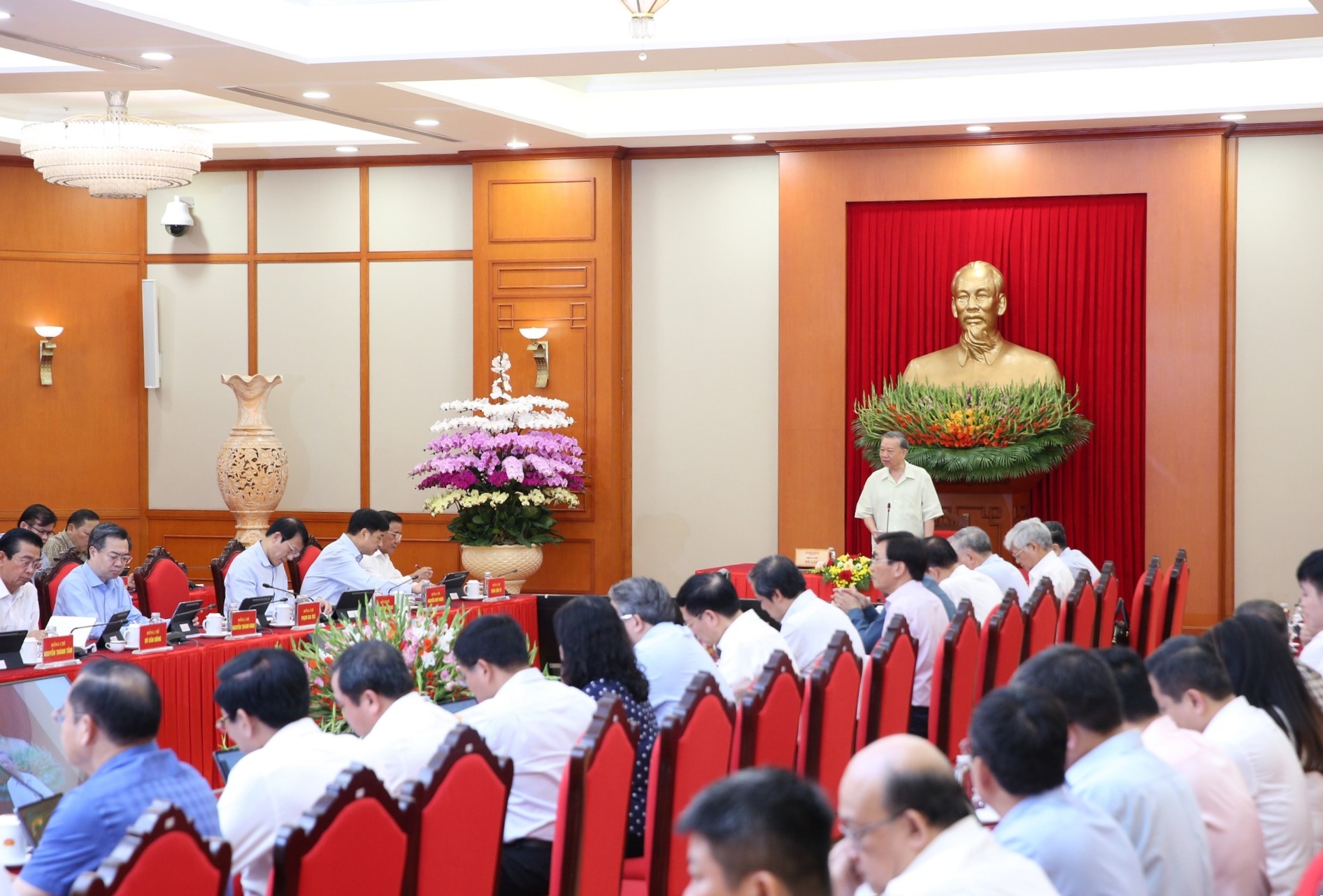   Tổng Bí thư lưu ý, tất cả các cơ quan, đơn vị, đặc biệt là người đứng đầu, phải nêu gương, chịu trách nhiệm trước Đảng, Nhà nước và trước nhân dân về việc triển khai các nhiệm vụ, đảm bảo hoàn thành mọi nhiệm vụ đúng hạn, đáp ứng được yêu cầu thực tiễn, mang lại hiệu quả - Ảnh: VGP