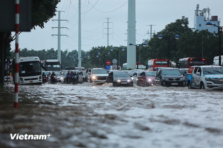 Hà Nội có mưa lớn kéo dài khiến nhiều nơi úng ngập, giao thông khó khăn