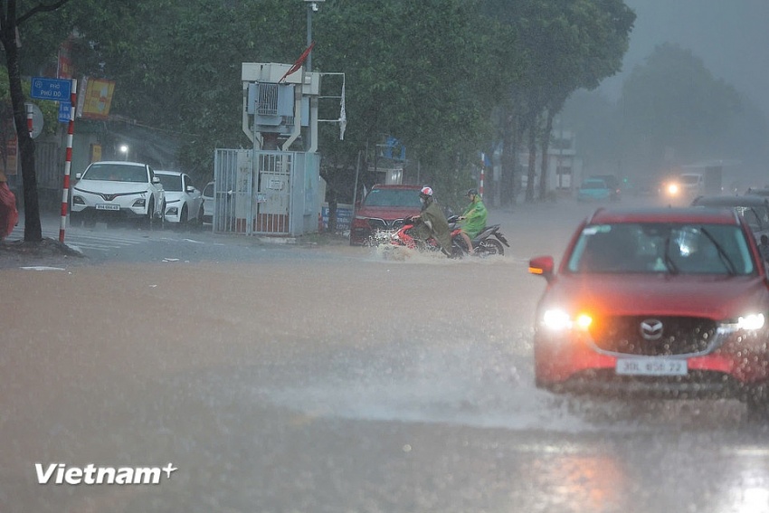 Hà Nội có mưa lớn kéo dài khiến nhiều nơi úng ngập, giao thông khó khăn