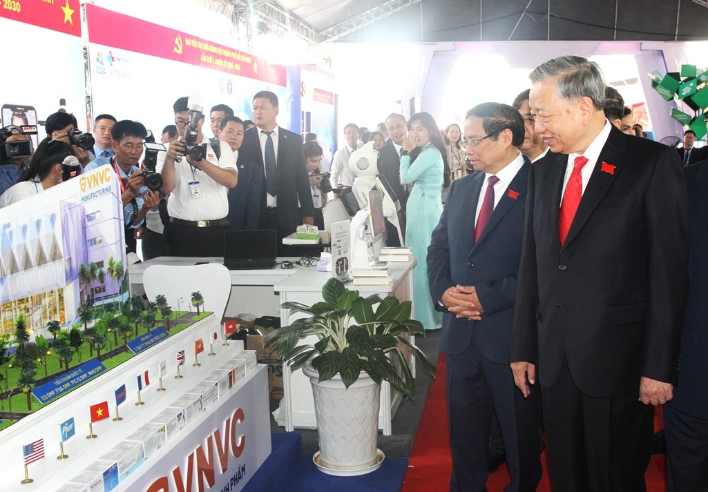Tổng Bí thư Tô Lâm, Thủ tướng Phạm Minh Chính tham quan Triển lãm “Sản phẩm công nghệ chiến lược quốc gia tại TPHCM” - Ảnh: VGP     Tổng Bí thư Tô Lâm, Thủ tướng Phạm Minh Chính tham quan Triển lãm “Sản phẩm công nghệ chiến lược quốc gia tại TPHCM” - Ảnh: VGP