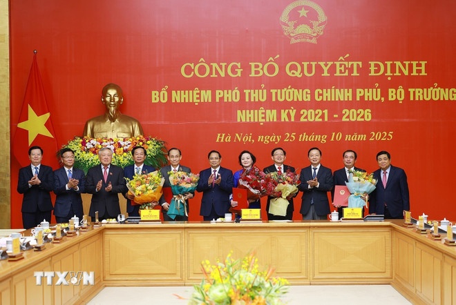  Bí thư Đảng ủy Chính phủ, Thủ tướng Chính phủ Phạm Minh Chính trao quyết định bổ nhiệm Phó Thủ tướng Chính phủ, Bộ trưởng nhiệm kỳ 2021 - 2026. (Ảnh: TTXVN)