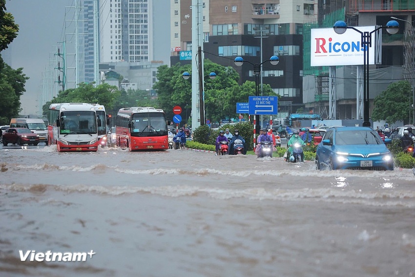 Hà Nội có mưa lớn kéo dài khiến nhiều nơi úng ngập, giao thông khó khăn