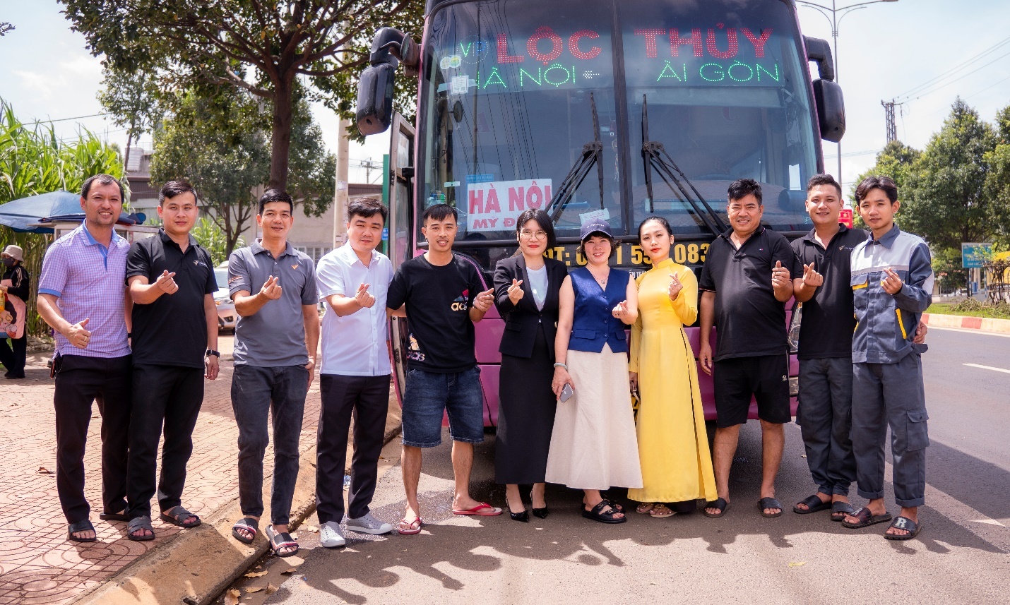 Đoàn thiện nguyện phối hợp cùng nhà xe Lộc Thủy khởi hành chuyến xe chở 2.300 bánh chưng hướng ra Bắc, gửi tặng đồng bào vùng lũ với thông điệp sẻ chia và yêu thương. Đoàn thiện nguyện phối hợp cùng nhà xe Lộc Thủy khởi hành chuyến xe chở 2.300 bánh chưng hướng ra Bắc, gửi tặng đồng bào vùng lũ với thông điệp sẻ chia và yêu thương.