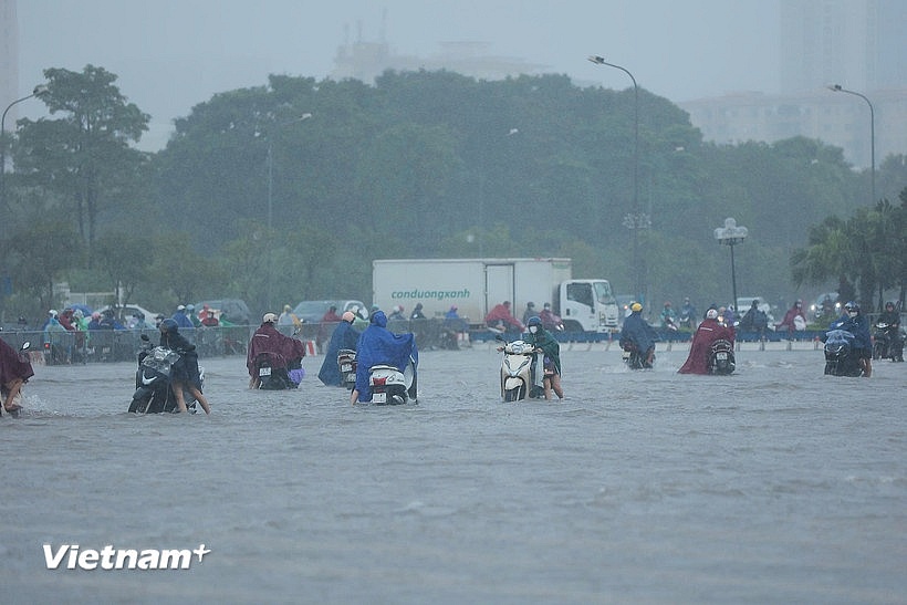 Hà Nội có mưa lớn kéo dài khiến nhiều nơi úng ngập, giao thông khó khăn