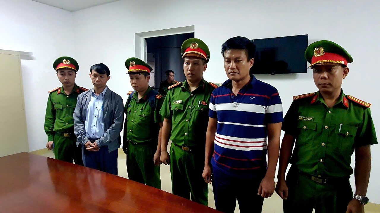 Cơ quan điều tra thi hành lệnh bắt tạm giam hai trưởng khoa Bệnh viện Đa khoa Vùng Tây Nguyên