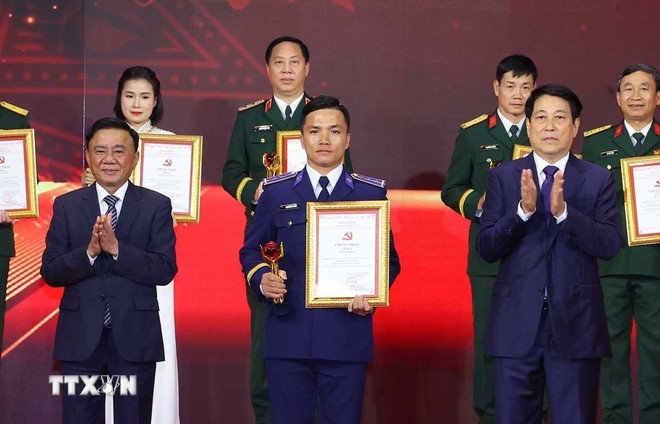 Chủ tịch nước Lương Cường và Thường trực Ban Bí thư Trần Cẩm Tú trao giải A cho tác giả và nhóm tác giả đoạt giải. (Ảnh: TTXVN)   Chủ tịch nước Lương Cường và Thường trực Ban Bí thư Trần Cẩm Tú trao giải A cho tác giả và nhóm tác giả đoạt giải. (Ảnh: TTXVN)