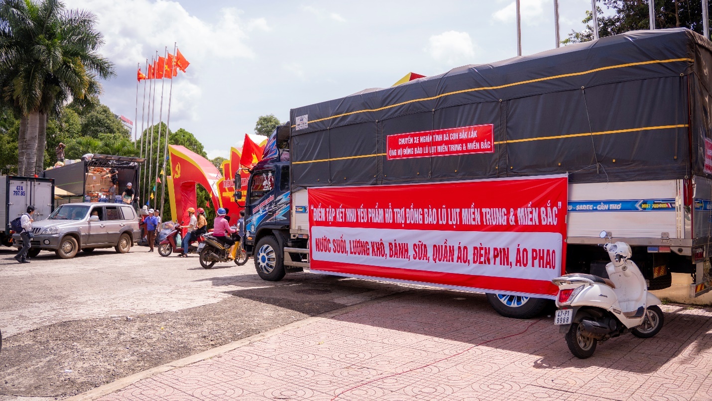 Các chuyến xe nghĩa tình của tỉnh Đắk Lắk chuẩn bị khởi hành mang theo hàng hóa, nhu yếu phẩm hỗ trợ đồng bào miền Trung và miền Bắc bị ảnh hưởng bởi mưa lũ. Các chuyến xe nghĩa tình của tỉnh Đắk Lắk chuẩn bị khởi hành mang theo hàng hóa, nhu yếu phẩm hỗ trợ đồng bào miền Trung và miền Bắc bị ảnh hưởng bởi mưa lũ.