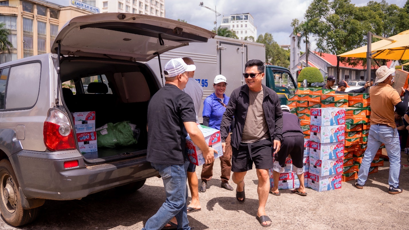 Hơn 100 tấn nhu yếu phẩm và 2.300 chiếc bánh chưng từ Đắk Lắk được chuyển đến vùng lũ miền Trung, miền Bắc Hơn 100 tấn nhu yếu phẩm và 2.300 chiếc bánh chưng từ Đắk Lắk được chuyển đến vùng lũ miền Trung, miền Bắc