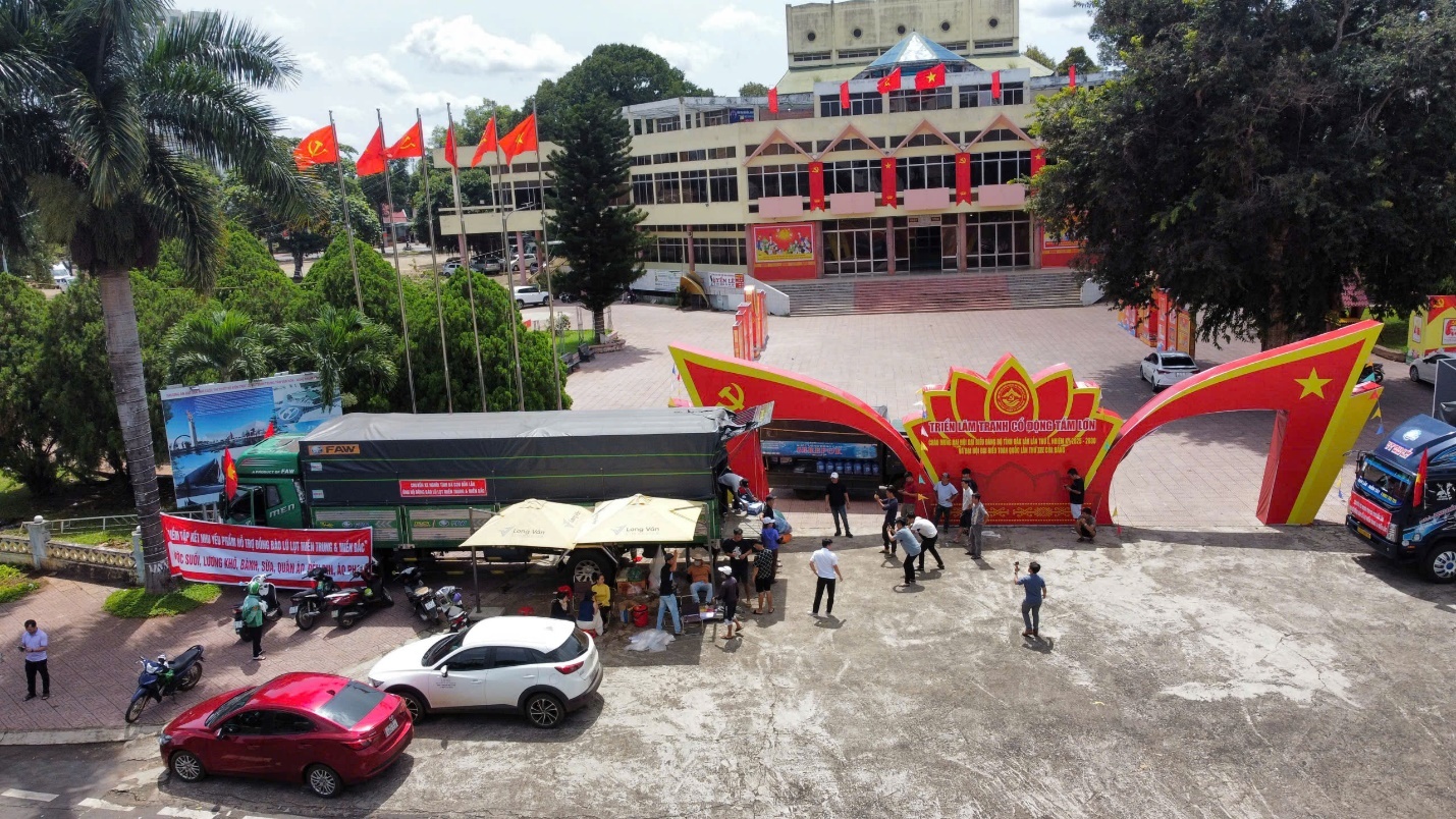 Hơn 100 tấn nhu yếu phẩm và 2.300 chiếc bánh chưng từ Đắk Lắk được chuyển đến vùng lũ miền Trung, miền Bắc Hơn 100 tấn nhu yếu phẩm và 2.300 chiếc bánh chưng từ Đắk Lắk được chuyển đến vùng lũ miền Trung, miền Bắc