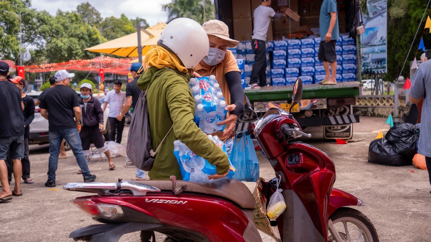 Hơn 100 tấn nhu yếu phẩm và 2.300 chiếc bánh chưng từ Đắk Lắk được chuyển đến vùng lũ miền Trung, miền Bắc Hơn 100 tấn nhu yếu phẩm và 2.300 chiếc bánh chưng từ Đắk Lắk được chuyển đến vùng lũ miền Trung, miền Bắc