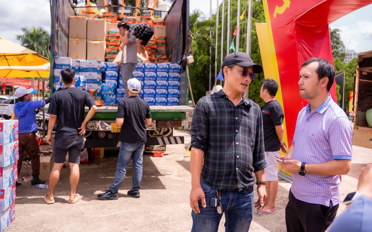 Đại diện gia đình Tâm Linh chia sẻ với phóng viên về những kỷ niệm đáng nhớ trong hành trình thiện nguyện hướng về đồng bào vùng lũ. Đại diện gia đình Tâm Linh chia sẻ với phóng viên về những kỷ niệm đáng nhớ trong hành trình thiện nguyện hướng về đồng bào vùng lũ.