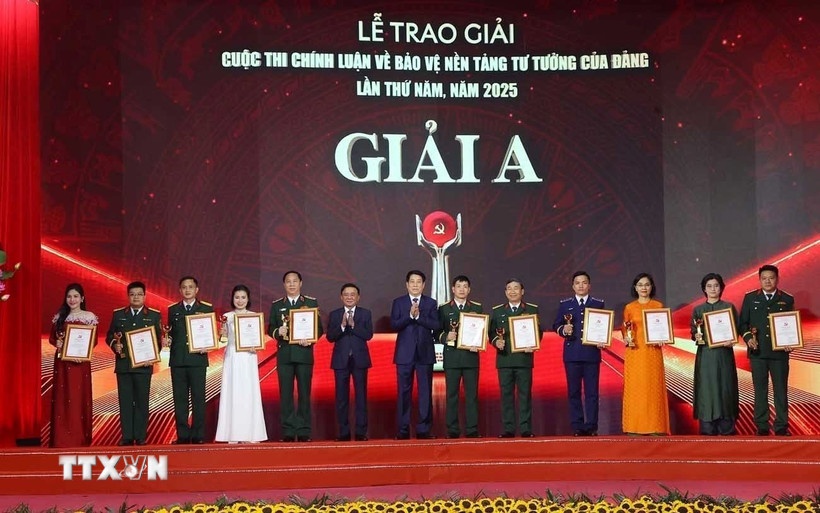 Chủ tịch nước Lương Cường và Thường trực Ban Bí thư Trần Cẩm Tú trao giải A cho tác giả và nhóm tác giả đoạt giải. (Ảnh: TTXVN) Chủ tịch nước Lương Cường và Thường trực Ban Bí thư Trần Cẩm Tú trao giải A cho tác giả và nhóm tác giả đoạt giải. (Ảnh: TTXVN)