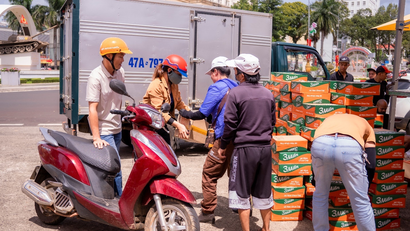 Hơn 100 tấn nhu yếu phẩm và 2.300 chiếc bánh chưng từ Đắk Lắk được chuyển đến vùng lũ miền Trung, miền Bắc Hơn 100 tấn nhu yếu phẩm và 2.300 chiếc bánh chưng từ Đắk Lắk được chuyển đến vùng lũ miền Trung, miền Bắc