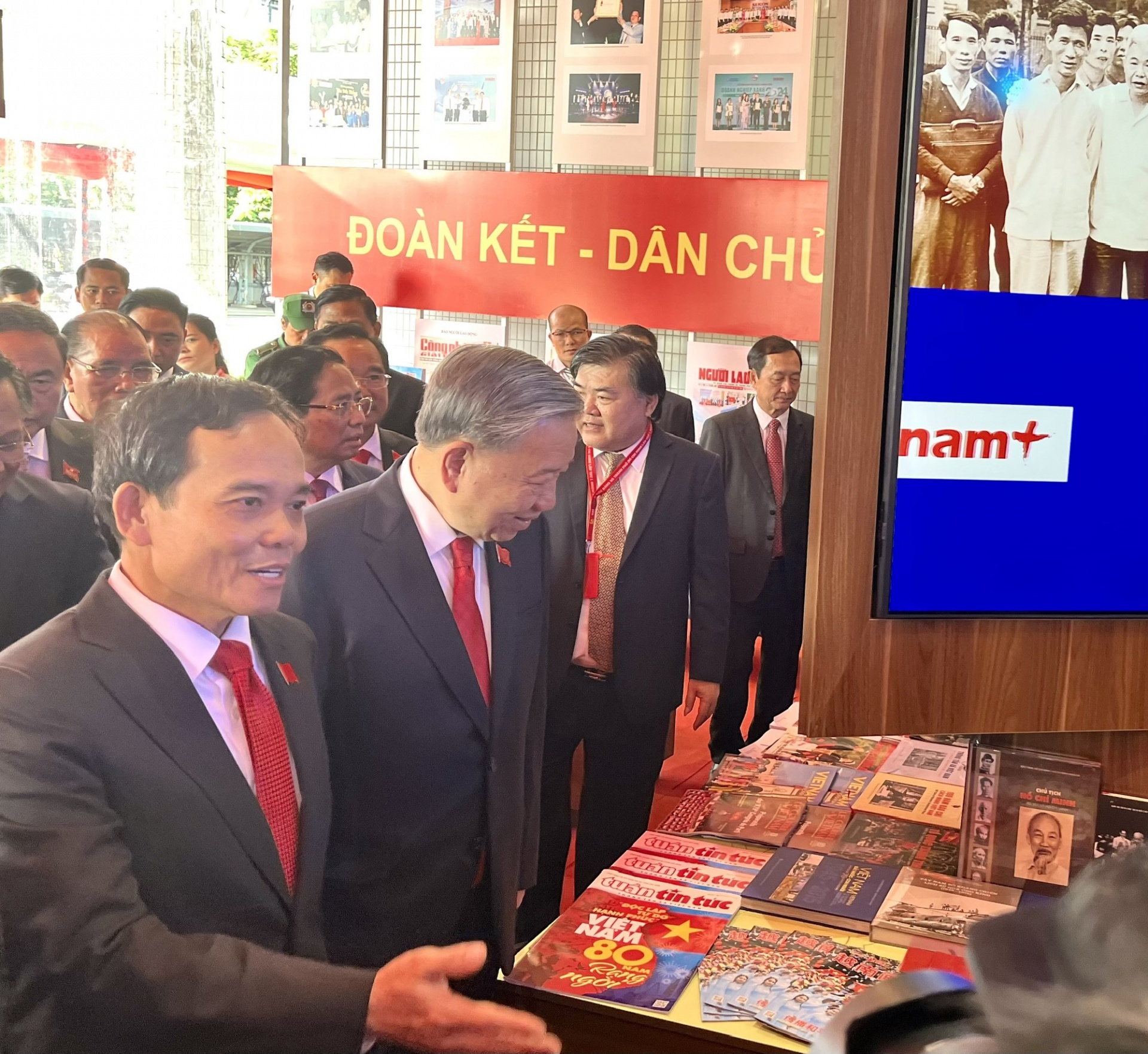 Bí thư Thành ủy TPHCM Trần Lưu Quang giới thiệu với Tổng Bí thư Tô Lâm về Triển lãm Thành tựu Báo chí - Xuất bản- Ảnh: VGP   Bí thư Thành ủy TPHCM Trần Lưu Quang giới thiệu với Tổng Bí thư Tô Lâm về Triển lãm Thành tựu Báo chí - Xuất bản- Ảnh: VGP