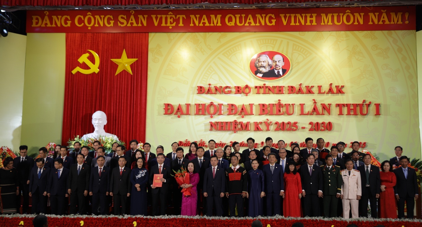 Ban Chấp hành và Ban Thường vụ Tỉnh ủy Đắk Lắk nhiệm kỳ 2025 – 2030 ra mắt tại Đại hội, chính thức nhận nhiệm vụ lãnh đạo trong giai đoạn mới. Ban Chấp hành và Ban Thường vụ Tỉnh ủy Đắk Lắk nhiệm kỳ 2025 – 2030 ra mắt tại Đại hội, chính thức nhận nhiệm vụ lãnh đạo trong giai đoạn mới.