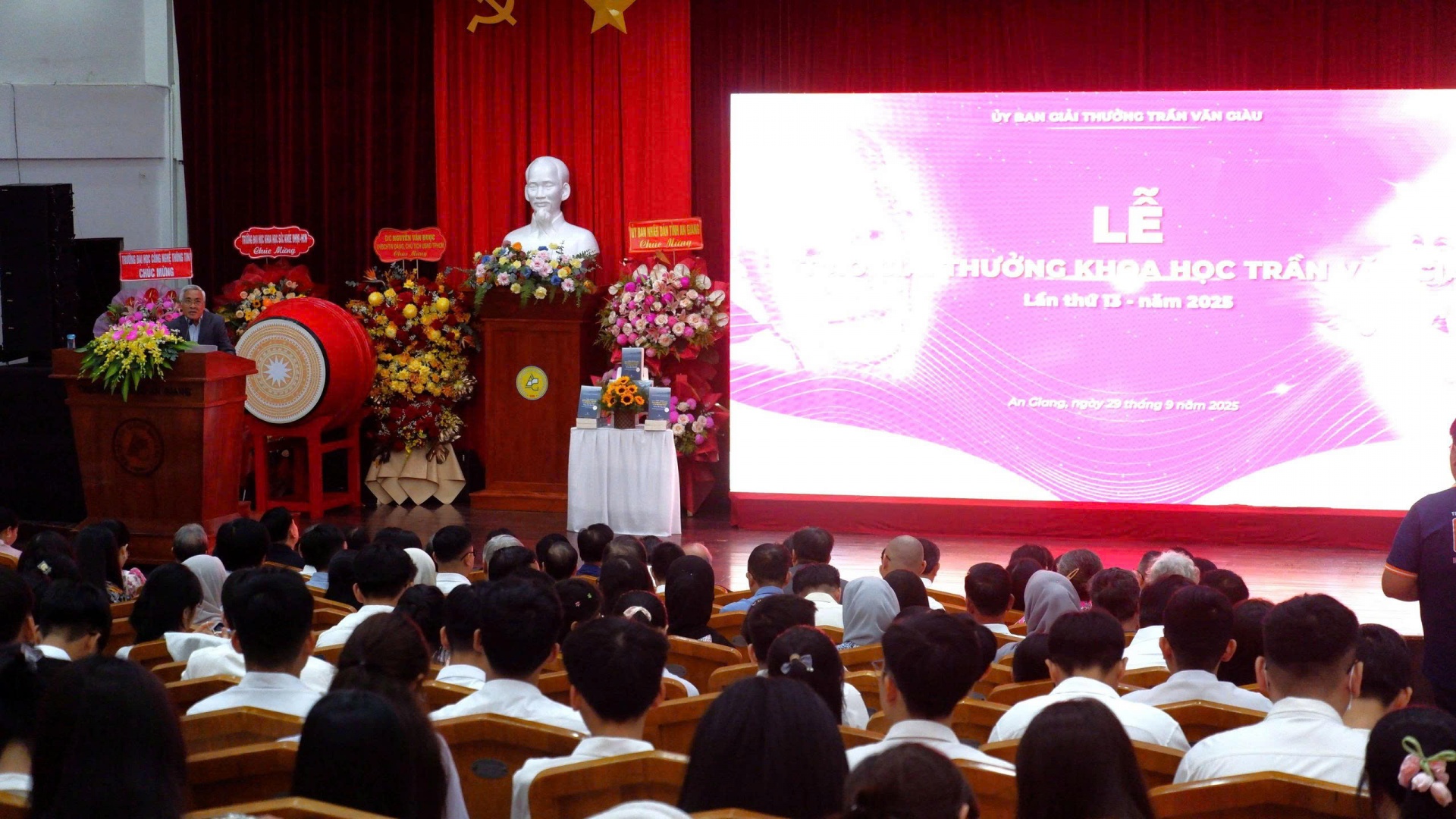 Trường Đại học An Giang có 2 giáo viên đạt Giải thưởng khoa học Trần Văn Giàu Trường Đại học An Giang có 2 giáo viên đạt Giải thưởng khoa học Trần Văn Giàu