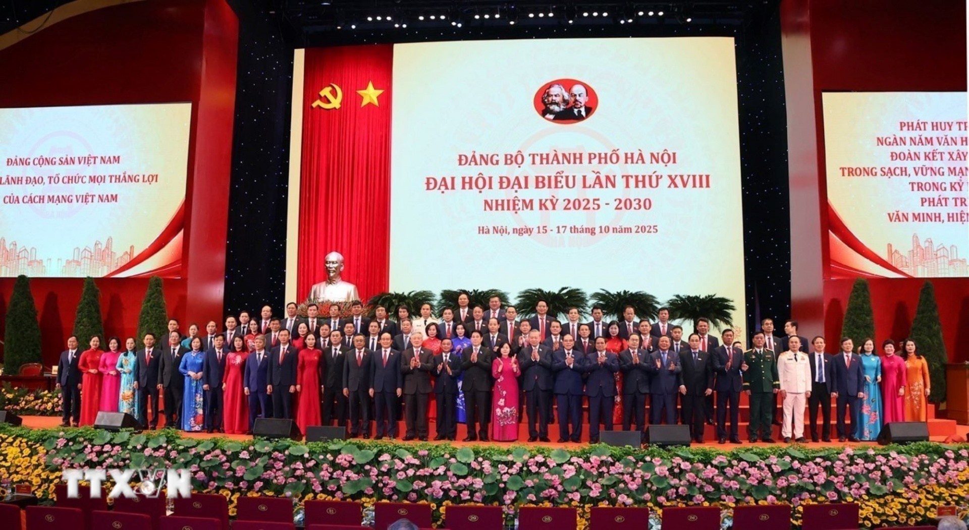 Tổng Bí thư Tô Lâm cùng các đồng chí Lãnh đạo, nguyên Lãnh đạo Đảng, Nhà nước chụp ảnh chung với đại biểu. (Ảnh: TTXVN)