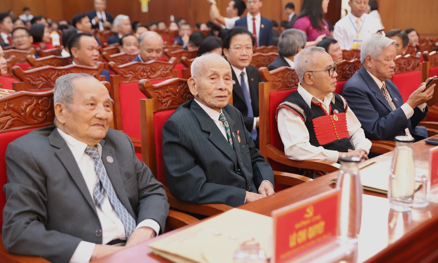 Các đồng chí nguyên lãnh đạo Tỉnh ủy Đắk Lắk qua các thời kỳ tham dự Đại hội, ngồi tại hàng ghế danh dự, minh chứng cho truyền thống đoàn kết và kế thừa. Các đồng chí nguyên lãnh đạo Tỉnh ủy Đắk Lắk qua các thời kỳ tham dự Đại hội, ngồi tại hàng ghế danh dự, minh chứng cho truyền thống đoàn kết và kế thừa.