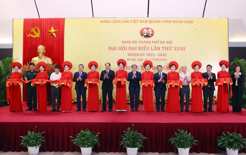 Các đại biểu thực hiện nghi thức cắt băng khai trương Trung tâm Báo chí phục vụ Đại hội đại biểu Đảng bộ thành phố Hà Nội lần thứ XVIII. (Ảnh: Vietnam+) Các đại biểu thực hiện nghi thức cắt băng khai trương Trung tâm Báo chí phục vụ Đại hội đại biểu Đảng bộ thành phố Hà Nội lần thứ XVIII. (Ảnh: Vietnam+)