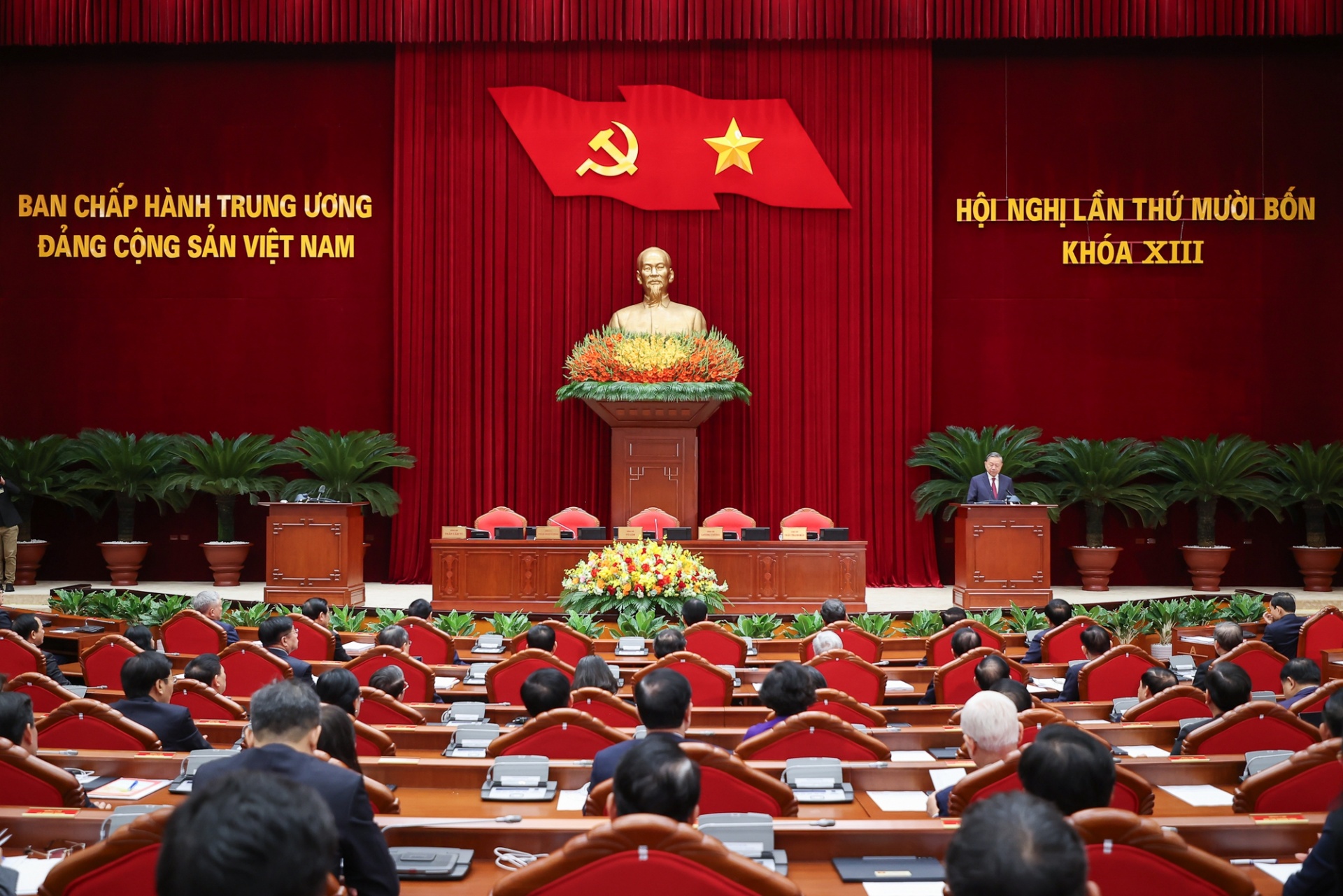 Tổng Bí thư Tô Lâm đề nghị các đồng chí ủy viên Trung ương nêu cao hơn nữa tinh thần trách nhiệm trước đất nước và nhân dân, tập trung lãnh đạo, chỉ đạo thực hiện tốt những công việc của đơn vị, địa phương mình - Ảnh: VGP Tổng Bí thư Tô Lâm đề nghị các đồng chí ủy viên Trung ương nêu cao hơn nữa tinh thần trách nhiệm trước đất nước và nhân dân, tập trung lãnh đạo, chỉ đạo thực hiện tốt những công việc của đơn vị, địa phương mình - Ảnh: VGP