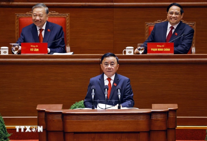 Đồng chí Trần Cẩm Tú, Ủy viên Bộ Chính trị, Thường trực Ban Bí thư trình bày Báo cáo tiếp thu, giải trình của Đoàn Chủ tịch về ký kiến thảo luận của các đại biểu đối với dự thảo các văn kiện và Báo cáo kiểm điểm sự lãnh đạo, chỉ đạo của BCH Trung ương khó