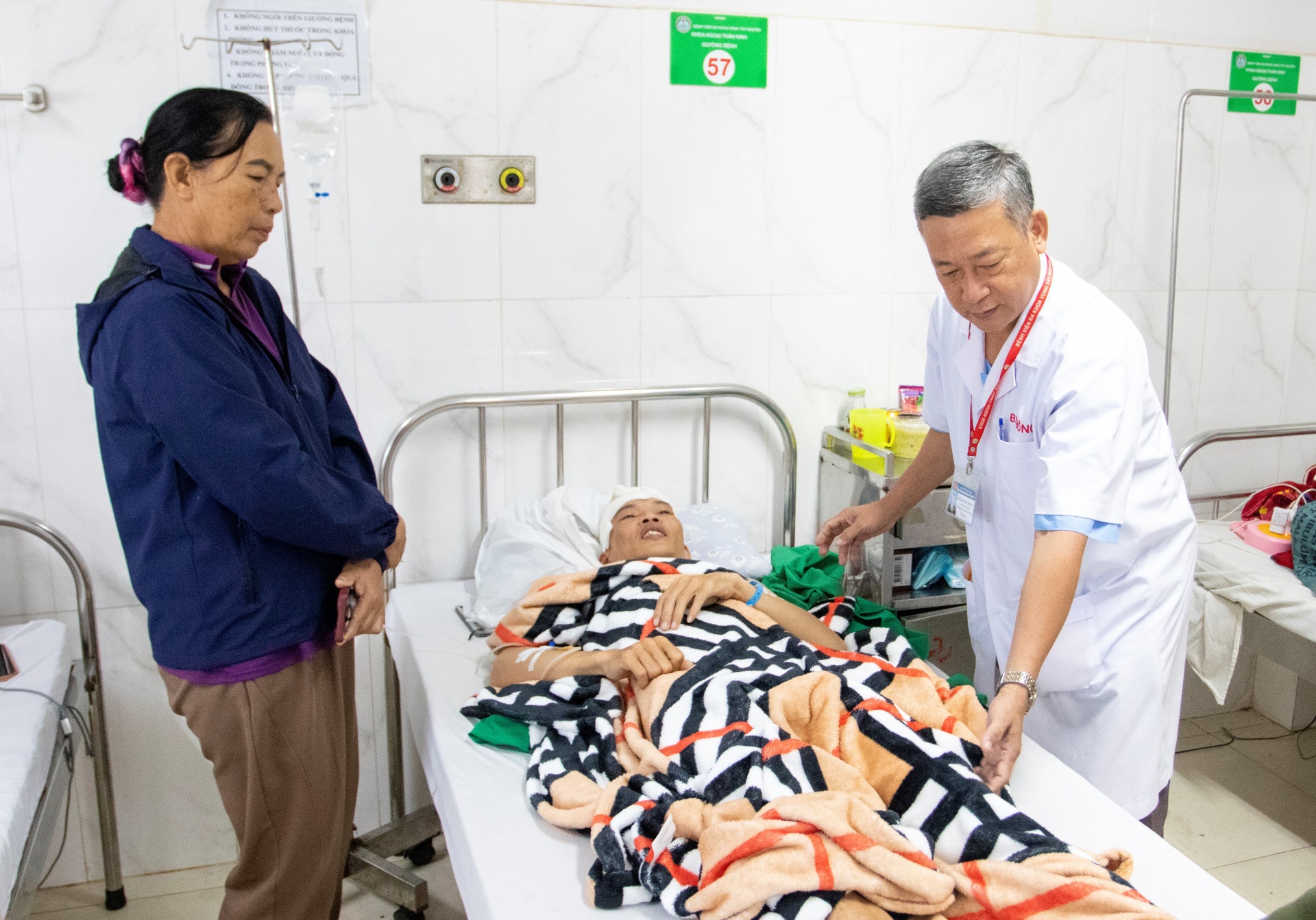    Hình 3: BS.CKII Huỳnh Như Đồng tận tâm thăm khám, kiểm tra các chỉ số phục hồi của bệnh nhân sau đại phẫu.