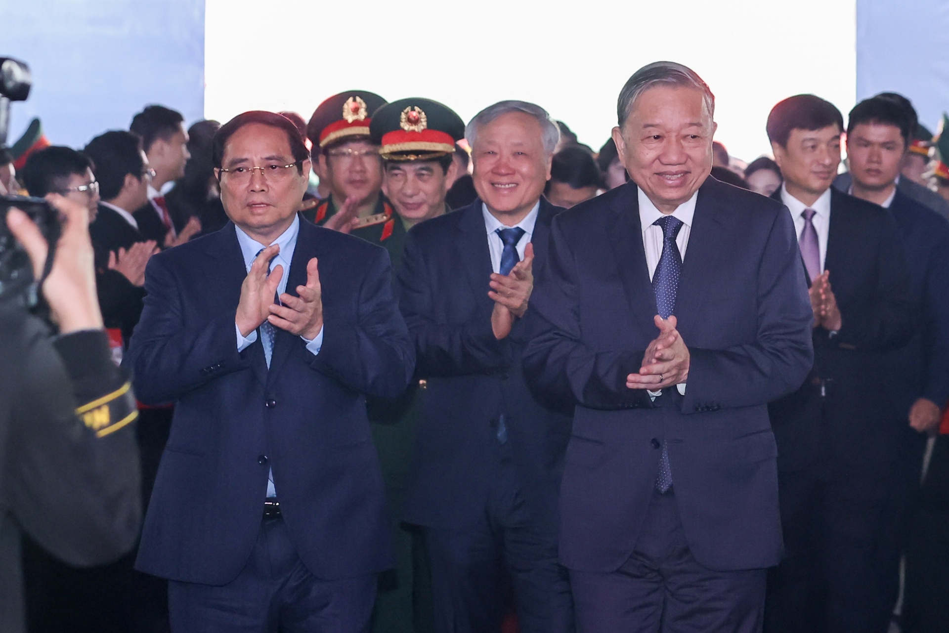   Tổng Bí thư Tô Lâm, Thủ tướng Chính phủ Phạm Minh Chính tới dự lễ khởi công nhà máy chế tạo chip bán dẫn đầu tiên tại Việt Nam - Ảnh: VGP