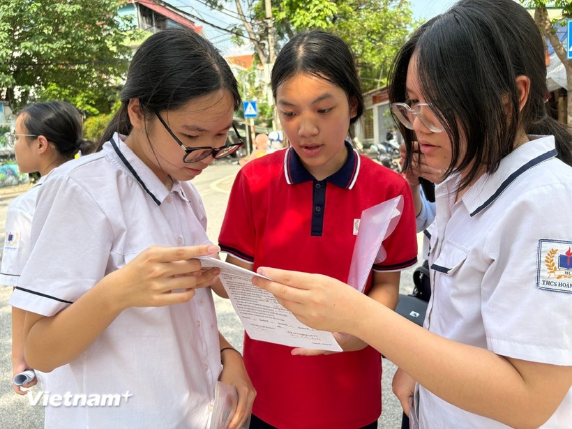 Thí sinh thảo luận bài sau giờ thi vào lớp 10. (Ảnh: Vietnam+)