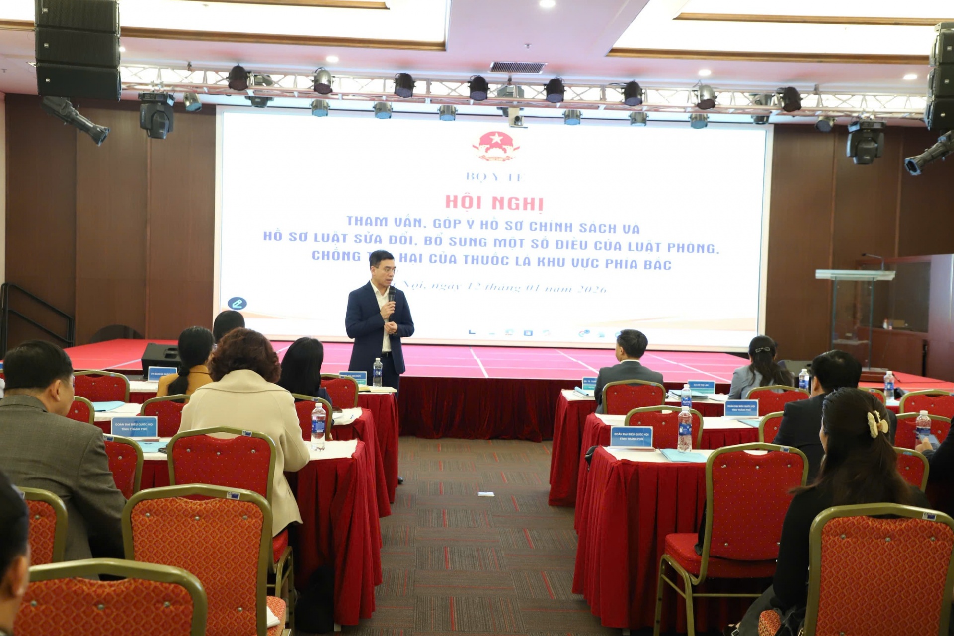   TS Hà Anh Đức, Cục trưởng Cục Quản lý khám chữa bệnh, Bộ Y tế trình bày các điểm mới, bổ sung, cập nhật trong dự thảo sửa đổi Luật Phòng chống tác hại của thuốc lá - Ảnh: VGP