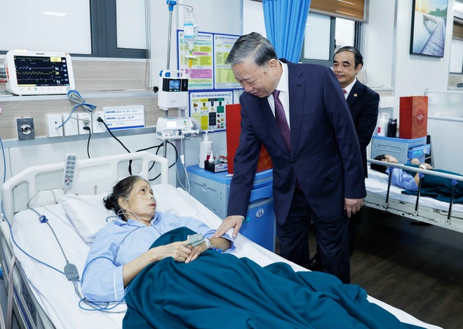  Tổng Bí thư Tô Lâm thăm hỏi và tặng quà cho các bệnh nhân đang điều trị tại Đại học Y Hà Nội. (Ảnh: TTXVN)