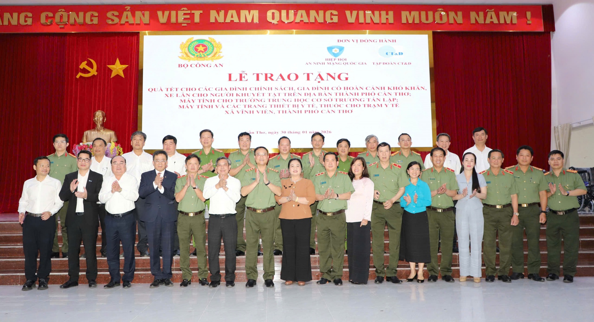 Bộ Công an chung tay chăm lo an sinh xã hội dịp Tết tại Cần Thơ