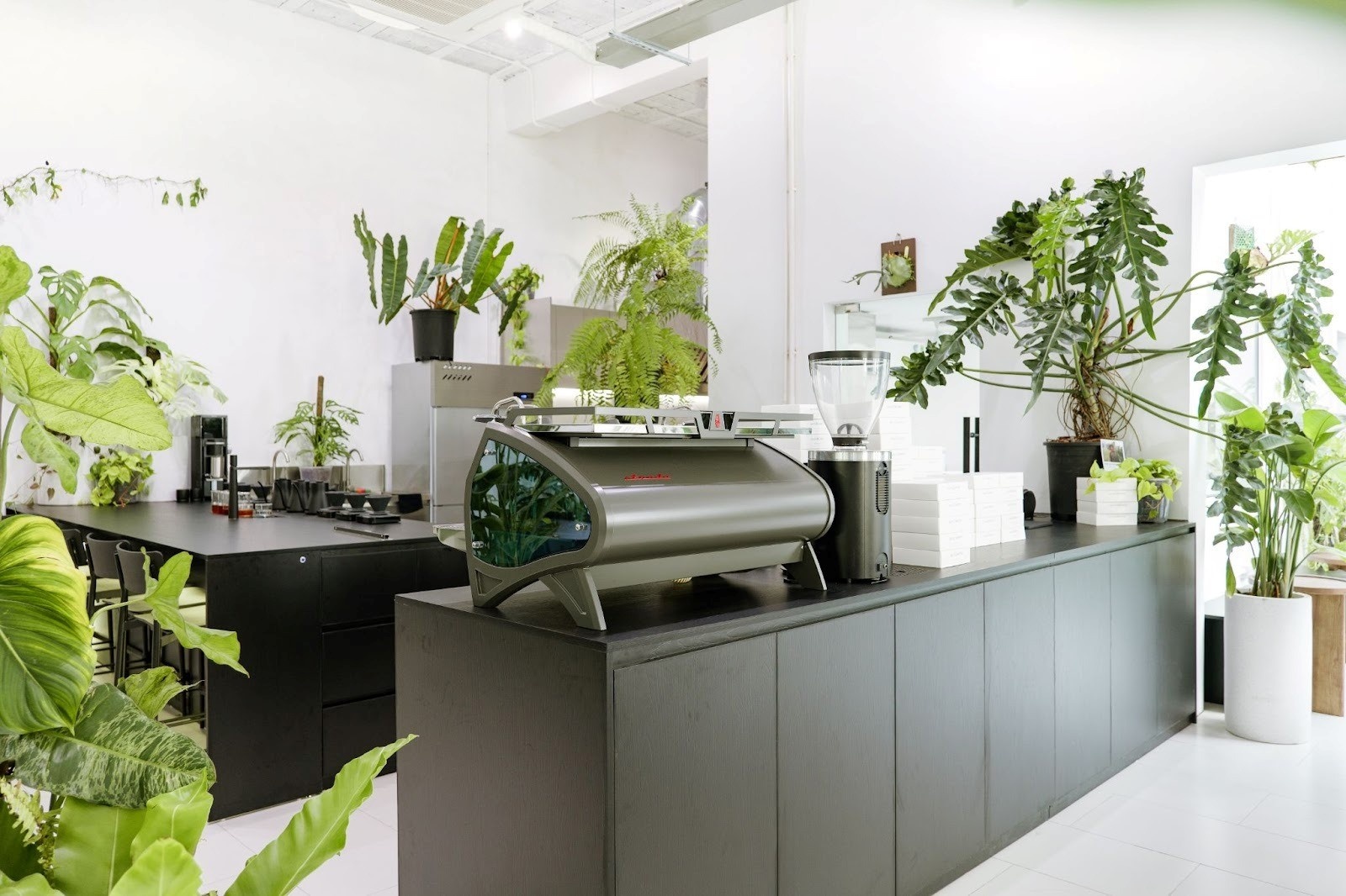    Trang thiết bị hiện đại, quầy bar mở và hệ sản phẩm đa dạng là những điểm nhấn nổi bật trong không gian tối giản của XLIII Coffee. Nguồn ảnh: XLIII Coffee