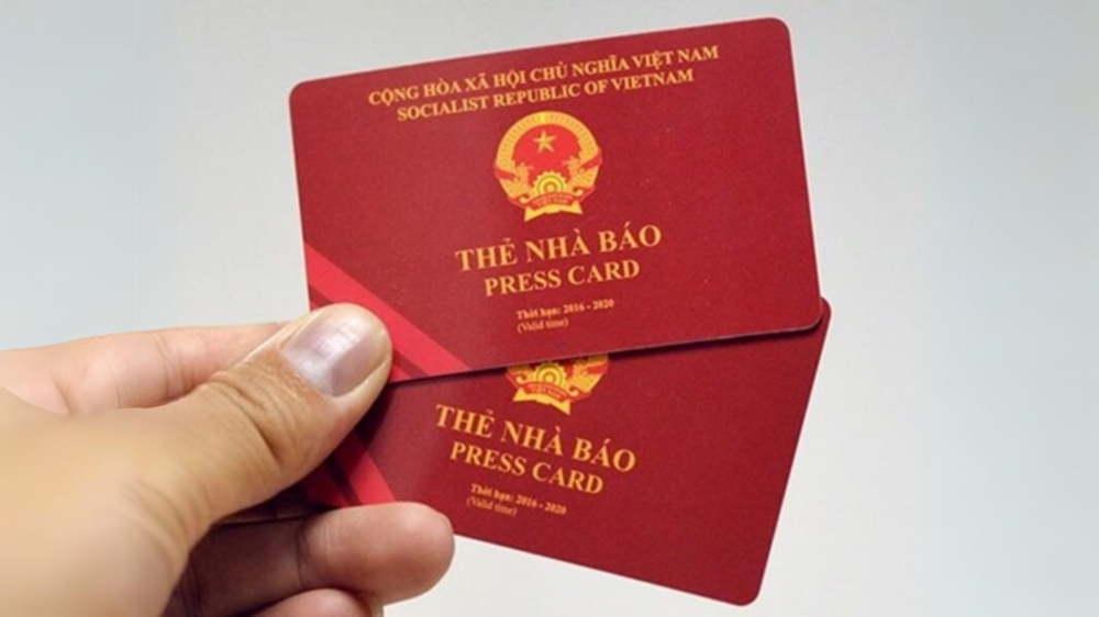 Chiếc thẻ và cơn gió ngược của nghề báo