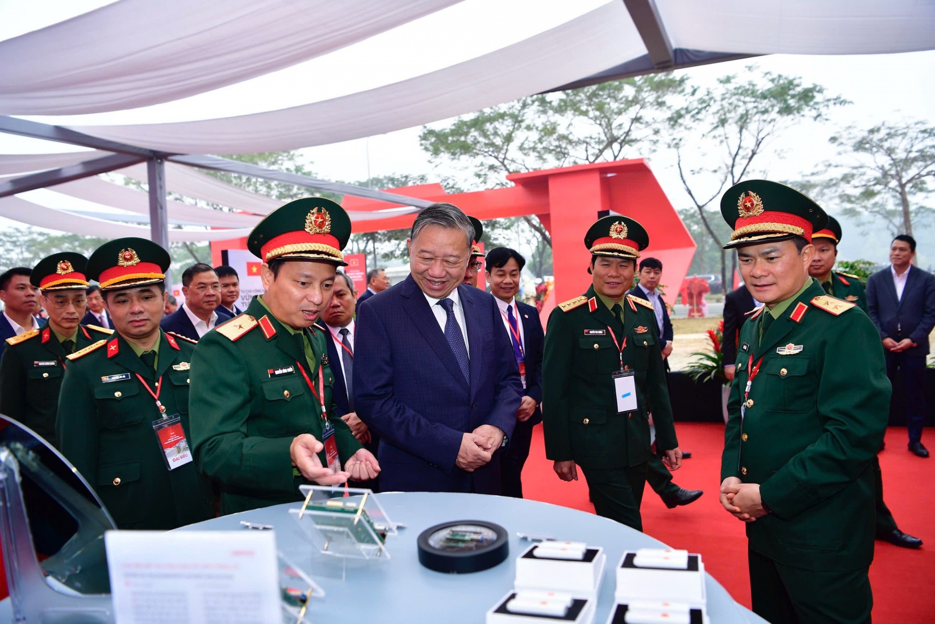 Tổng Bí thư Tô Lâm nghe giới thiệu khi tham quan các gian trưng bày - Ảnh: VGP