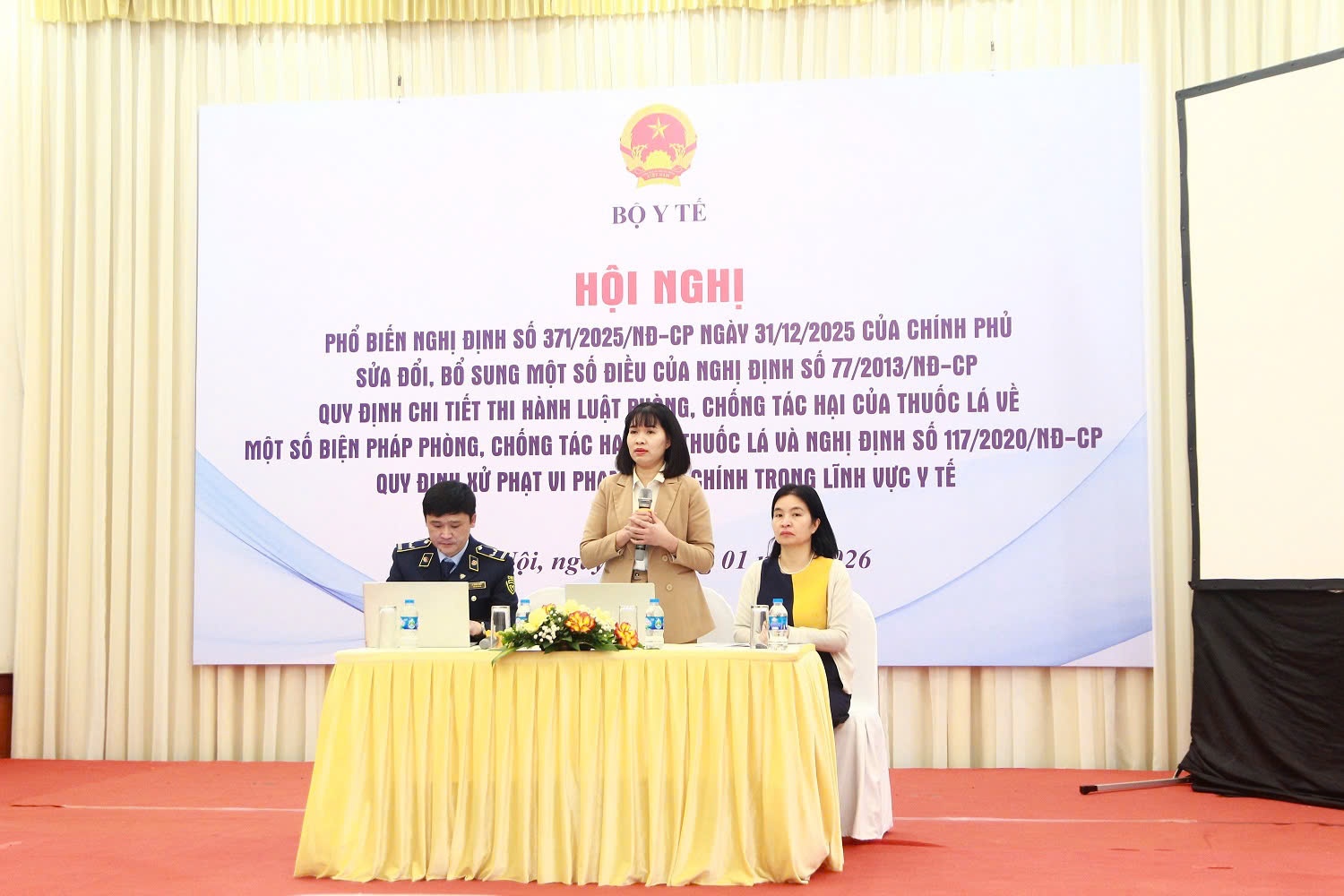 Bà Đinh Thị Thu Thủy, Phó Vụ trưởng Vụ Pháp chế, Bộ Y tế phát biểu tại hội nghị - Ảnh: VGP