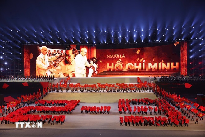  Chương trình “Dưới lá cờ vẻ vang của Đảng” là điểm nhấn đặc biệt, giàu ý nghĩa chính trị-văn hóa-nghệ thuật, thể hiện niềm tin son sắt của toàn Đảng, toàn dân, toàn quân đối với sự lãnh đạo của Đảng Cộng sản Việt Nam, quyết tâm đoàn kết một lòng thực hiện thắng lợi Nghị quyết Đại hội XIV. (Ảnh: TTXVN)