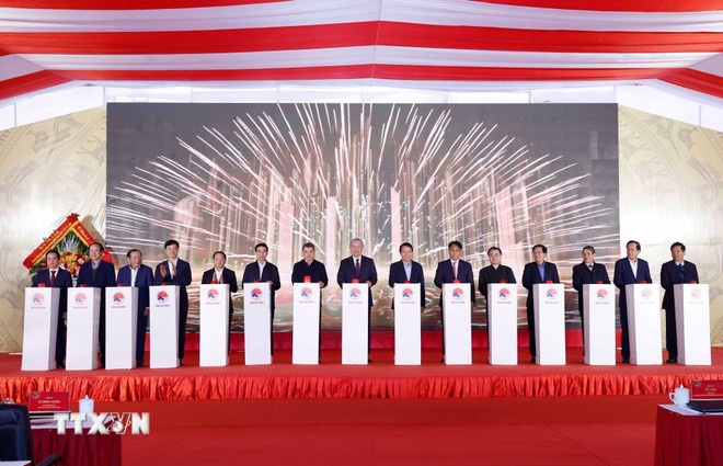   Tổng Bí thư Tô Lâm cùng các đại biểu thực hiện nghi thức khởi công xây dựng công trình Trường Phổ thông nội trú Tiểu học và Trung học Cơ sở Trường Hà. (Ảnh: TTXVN)